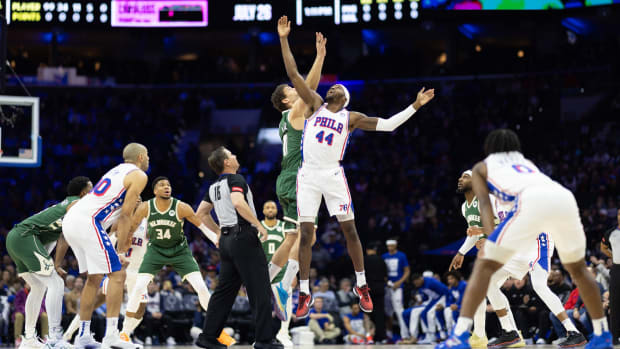 Philadelphia 76ers forward Paul Reed (44) and Milwaukee Bucks center Brook Lopez (11) tip off 